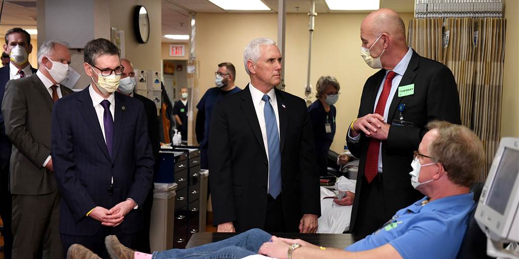 US Vice President Break Rule, tours clinic without mask