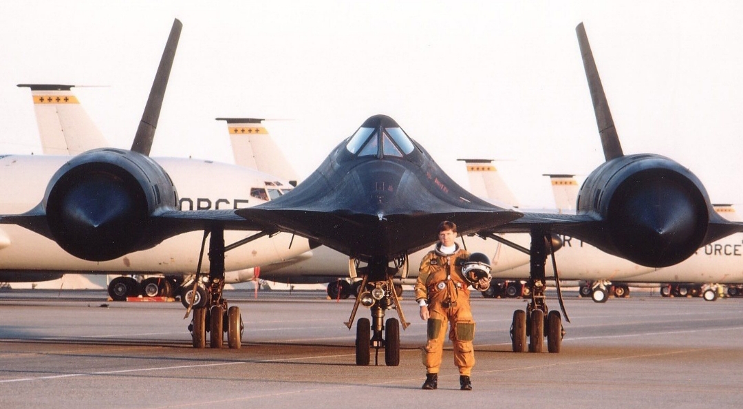 How pilots handle flying the Lockheed SR-71 Blackbird at 3,540 km/h?